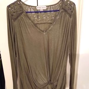 Knox rose V neck top